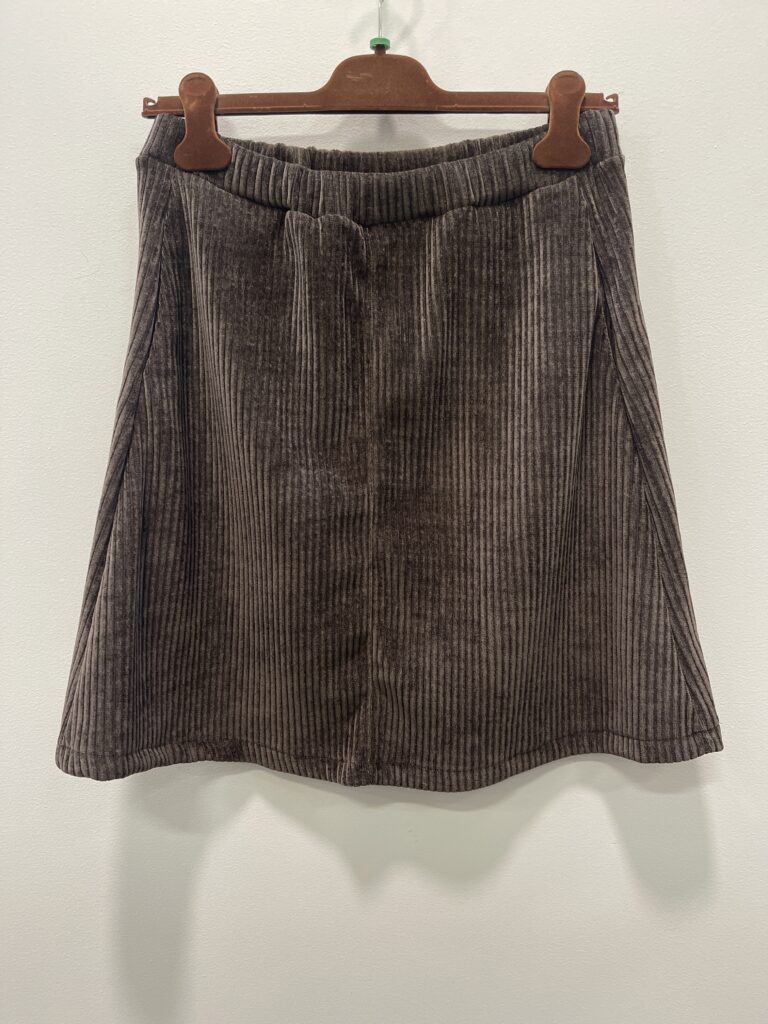 Mdc June nederdel fra Marta du Chateau. En lækker blød fløjlsnederdel med lommer og elastik i taljen.  Nederdelen er kort i modellen med A-shape.  Findes i flere farver.  Kvalitet: 98% polyester 2% elastane brun