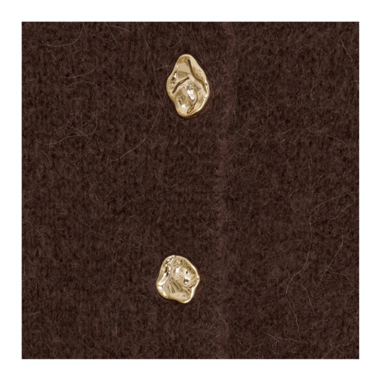 Mdc Amara Vest fra Marta du Chateau. Lækker strikket vest med v-udskæring og fine knapper.  Findes i brun, rosa og fango. 