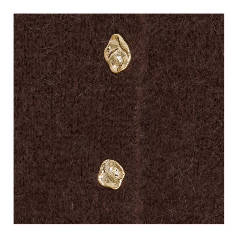 Mdc Amara Vest fra Marta du Chateau. Lækker strikket vest med v-udskæring og fine knapper. Findes i brun, rosa og fango.