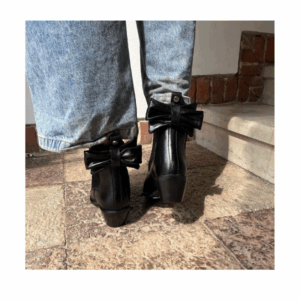 Just then støvle fra Copenhagen Shoes. En feminin og cool chelsea-støvle med et moderne twist. Modellen har klassisk elastik i siderne, som gør den nem at få af og på, og en elegant sløjfedetalje bagpå, der tilfører et unikt og stilfuldt udtryk.