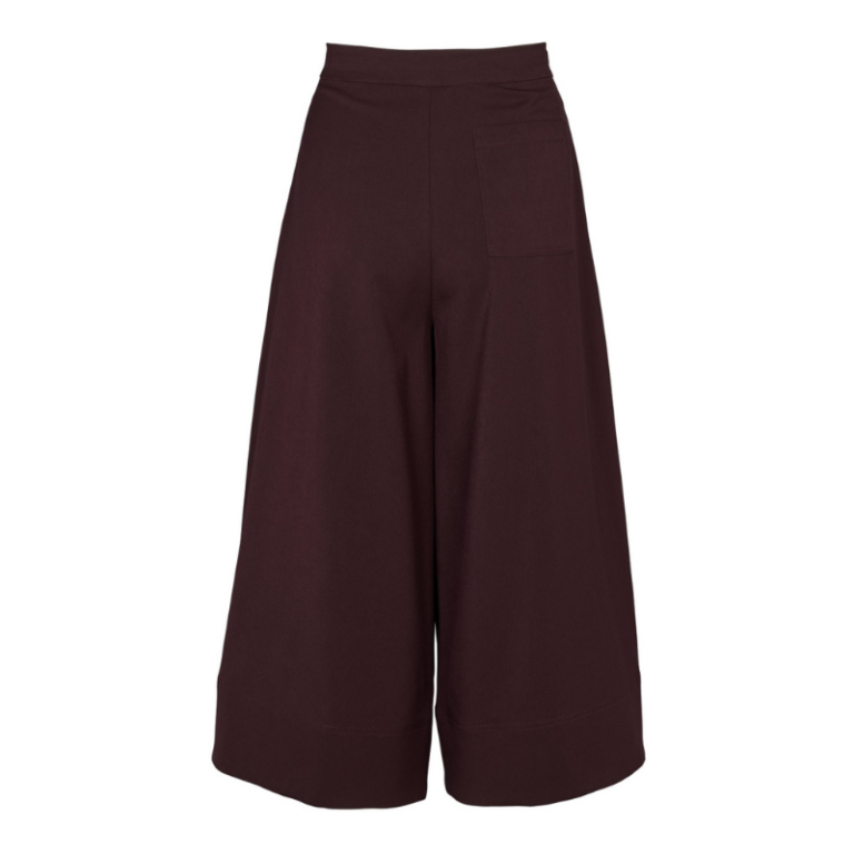Lia Pants bordeaux fra Prepair en en fin culottebuks med et minimalistisk og elegant udtryk med bred benvidde og en kort længde. Bukserne har en høj talje med fast linning.