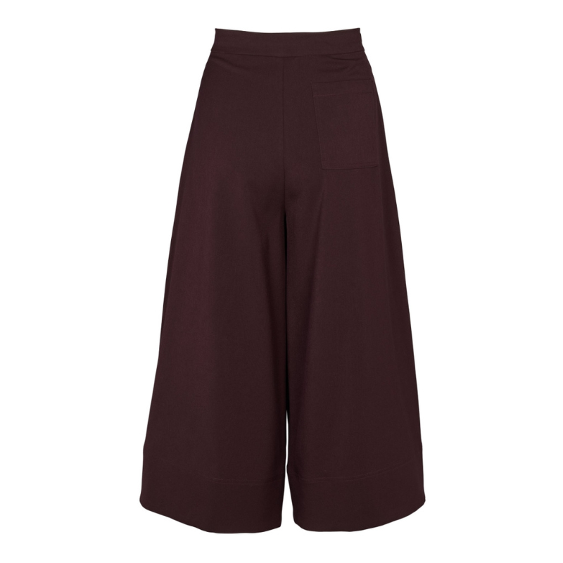 Lia Pants bordeaux fra Prepair en en fin culottebuks med et minimalistisk og elegant udtryk med bred benvidde og en kort længde. Bukserne har en høj talje med fast linning.