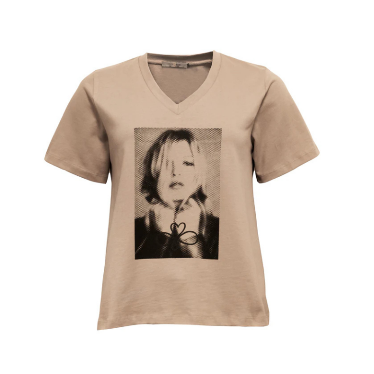 Style: 2600501-Face V Tee fra Costa Mani