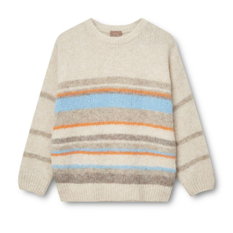 Lily o-neck strik fra KOPENHAKEN. En skøn blød strik med striber i blå og orange striber. Den skønne strik har rund hals og langeærmer.