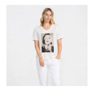 Style: 2600501-Face V Tee fra Costa Mani. V-neck T-shirt med cool fotoprint på fronten. Den har en afslappet pasform, korte ærmer og er nem at style til både jeans, nederdel eller under en blazer-perfekt til et casual hverdagslook med kant. Materiale: 100%cot Pasform størrelse M: Brystmål: 51 cm Ærmelængde fra skulder: 15 cm Hvis du har yderligere spørgsmål til de nævnte mål, men på andre størrelser, så er du velkommen til at kontakte os. Vaskeanvisning: For at beskytte t-shirten, anbefaler vi at den vaskes på 30 grader. Fra XS-XXL