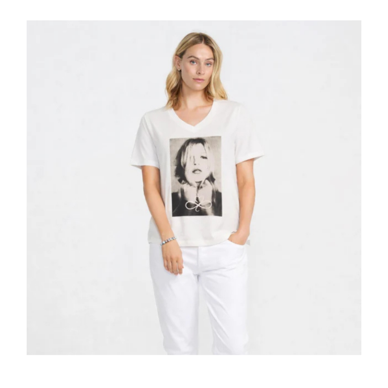 Style: 2600501-Face V Tee fra Costa Mani. V-neck T-shirt med cool fotoprint på fronten. Den har en afslappet pasform, korte ærmer og er nem at style til både jeans, nederdel eller under en blazer-perfekt til et casual hverdagslook med kant. Materiale: 100%cot Pasform størrelse M: Brystmål: 51 cm Ærmelængde fra skulder: 15 cm Hvis du har yderligere spørgsmål til de nævnte mål, men på andre størrelser, så er du velkommen til at kontakte os. Vaskeanvisning: For at beskytte t-shirten, anbefaler vi at den vaskes på 30 grader. Fra XS-XXL