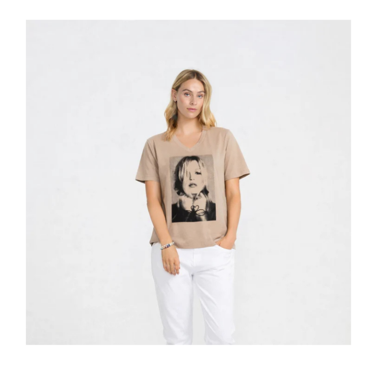 Style: 2600501-Face V Tee fra Costa Mani