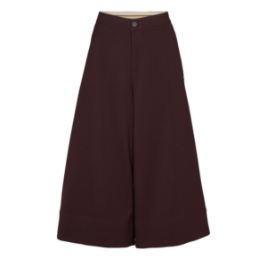 Lia Pants bordeaux fra Prepair en en fin culottebuks med et minimalistisk og elegant udtryk med bred benvidde og en kort længde. Bukserne har en høj talje med fast linning.