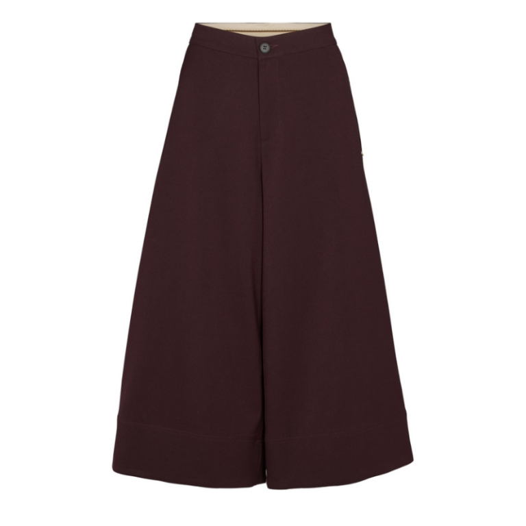 Lia Pants bordeaux fra Prepair en en fin culottebuks med et minimalistisk og elegant udtryk med bred benvidde og en kort længde. Bukserne har en høj talje med fast linning.