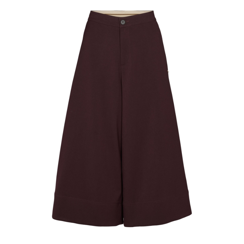 Lia Pants bordeaux fra Prepair en en fin culottebuks med et minimalistisk og elegant udtryk med bred benvidde og en kort længde. Bukserne har en høj talje med fast linning.