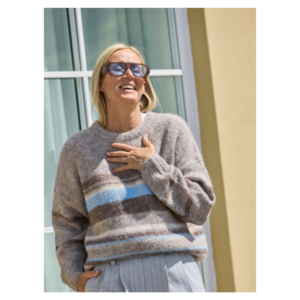 Lily o-neck strik fra KOPENHAKEN. En skøn blød strik med striber i blå og brun. Den skønne strik har rund hals og langeærmer. 