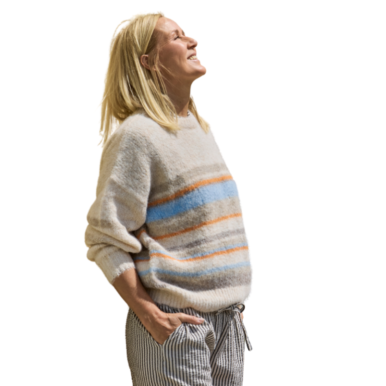 Lily o-neck strik fra KOPENHAKEN. En skøn blød strik med striber i blå og orange striber. Den skønne strik har rund hals og langeærmer.