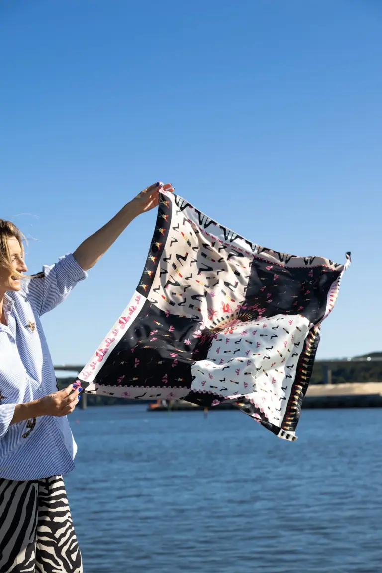 All by Voss silketørklæde Lipstick