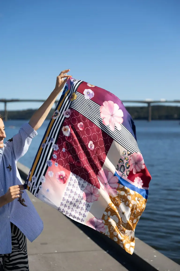 Silketørklæde fra All by Voss Origins Burgundy.