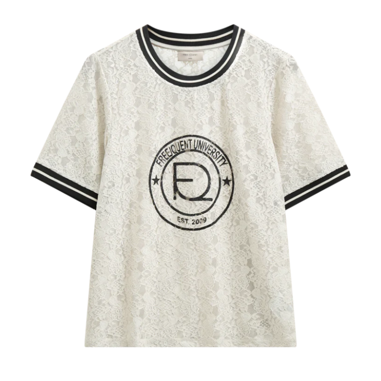 Eico T-shirt fra Freequent i en smuk blondekvalitet. T-shirten er enkel i modellen med logoprint på fronten, tapedetaljer i den runde halsudskæring samt i de vide trekvartærmer. Blondekvalitet Logoprint Tapedetaljer Rund halsudskæring Vide trekvartærmer
