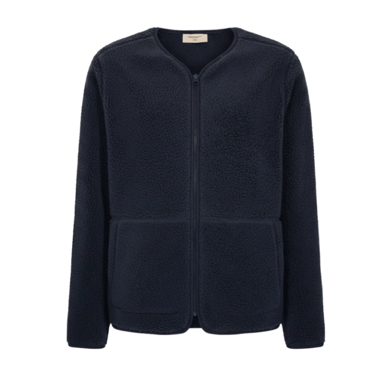 Jakke fra Freequent i en blød teddybear-kvalitet. Jakken er enkel i modellen med lynlåslukning, V-udskæring, lange ærmer, sidelommer samt en regulær pasform. Lange ærmer V-udskæring Lynlåslukning Sidelommer Regulær pasform