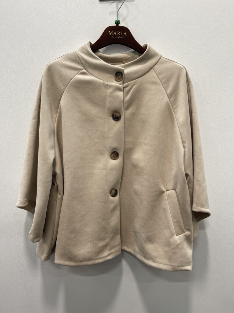 Mdc Britta jakke fra Marta du Chateau. Lækker kappe-jakke i blødt vaskeskinds look.  Findes i flere forskellige farver. Onesize i størrelsen.  ONESIZE Brystmål: 62 cm. Længde: 63 cm. Farve: rosa Kvalitet: 94% Polyester, 6% Elastane