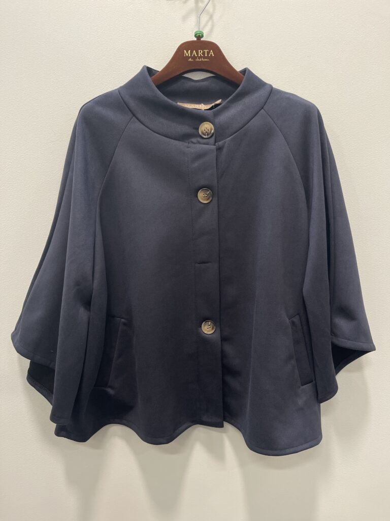 Mdc Britta jakke fra Marta du Chateau. Lækker kappe-jakke i blødt vaskeskinds look. Findes i flere forskellige farver. Onesize i størrelsen. ONESIZE Brystmål: 62 cm. Længde: 63 cm. Farve: brun Kvalitet: 94% Polyester, 6% Elastane