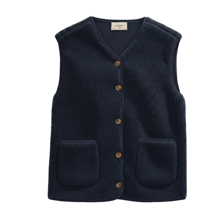 Teddy Vest fra Freequent i en blød teddybear-kvalitet. Vesten er enkel i modellen med store frontlommer samt hornknapper på fronten. Findes i flere farver. Store frontlommer Hornknapper på fronten Teddybear-kvalitet Taupe / sand 100% Polyester (genanvendeligt)