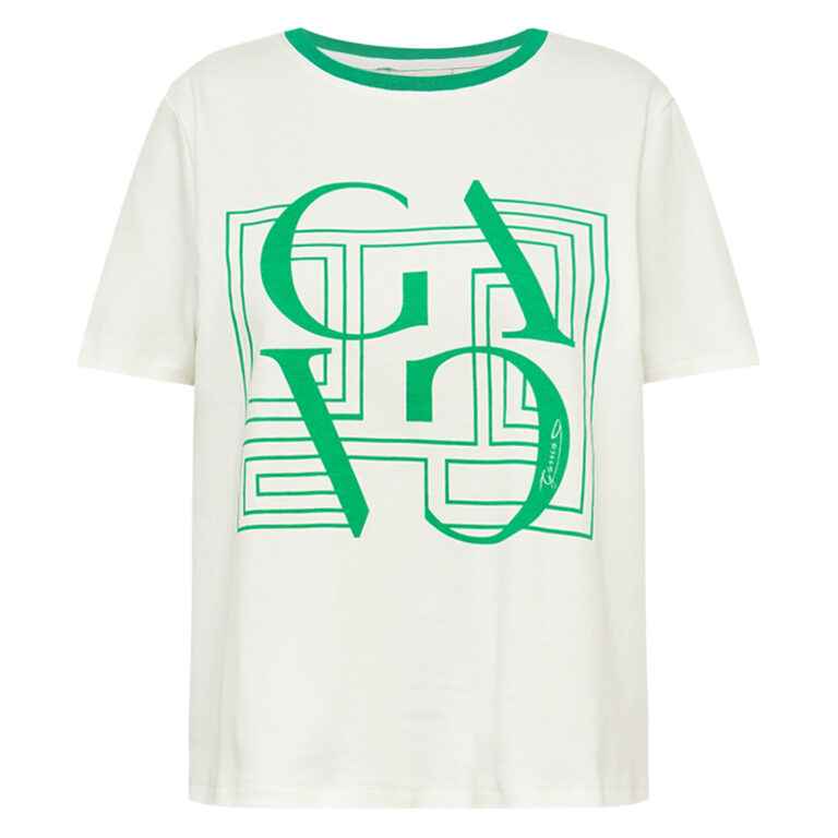 Obs. Denne vare er en Pre-order / forudbestilling. Varen lander i løbet af februar og reserveres til dig. Pengene bliver først trukket når varen lander i butikken. Bas Go Tee fra Gossia Bubbluegum / pink – Bomulds-T-shirt med grafisk logo print. Superblød T-shirt i glat bomuldskvalitet med et strejf af elastan, som sikrer, at pasformen holder sig flot vask efter vask. T-shirten har et stort grafisk print på fronten, hvor farven elegant går igen i halsribben og giver et cool og gennemført look. Stylingtip: Style den med jeans og sneakers for et afslappet hverdagslook – eller brug den under en blazer for et moderne og urbant twist. Brystmål: XS/98 cm, S/102 cm, M/106 cm, L/112 cm, XL/116 cm Længde: XS/60 cm, S/61 cm, M/62 cm, L/63,5 cm, XL/65 cm Kvalitet: 95% Cotton 5% Elastane Farve: grøn/ bubblegum