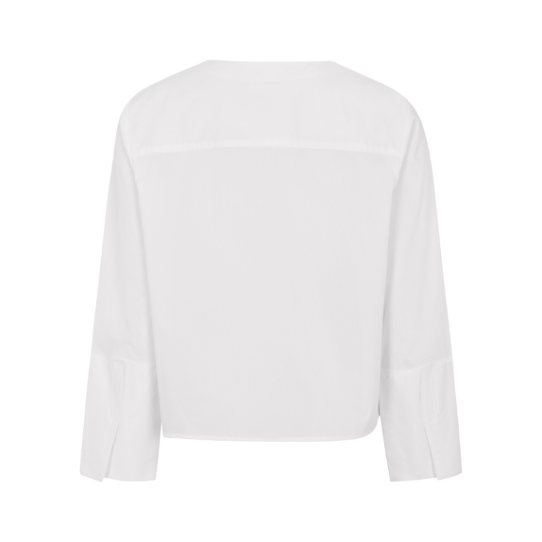 Amara bluse fra Tooday. Sød enkel skjorte med knapper og rund hals. Findes i hvid og lyseblå. Kvalitet: 65% Cotton 32% Nylon 3% Elasthane Farve: lyseblå Oplev mere fra TOODAY – et nyt, lækkert dansk modemærke med enkle og casual styles til din garderobe. Kollektionerne byder på gode kvaliteter til skarpe priser og et bredt udvalg af skjorter, strik, bukser og kjoler. Se mere fra Tooday her og find dine nye favoritter. Bliv inspireret på vores sociale medier her: