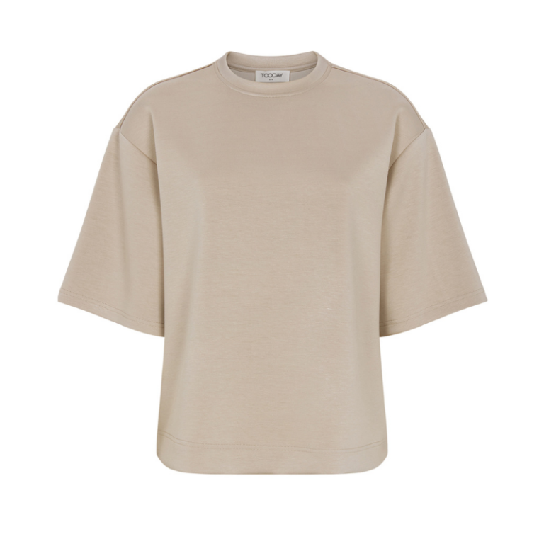 Azra lækker blød boxy t-shirt fra Tooday – findes i flere farver.
