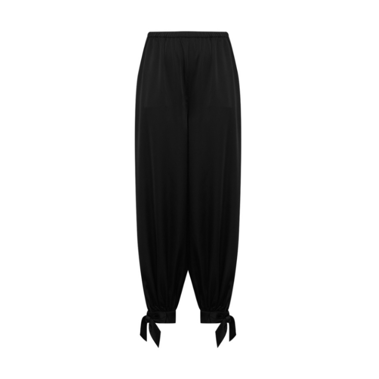 JealiGO Balloon Pants – komfortable bukser med feminin ballon-effekt. JealiGO Balloon Pants er et par komfortable bukser til dame med en smuk ballon-effekt, der skaber en afslappet, men stadig feminin silhuet. Fremstillet i et blødt og behageligt materiale er de perfekte som bukser til hverdag, hvor komfort og stil går hånd i hånd. Den fine sløjfedetalje ved anklen tilfører et feminint twist, mens de praktiske sidelommer gør bukserne både funktionelle og anvendelige. Et oplagt valg, hvis du søger moderne bukser med ballon-effekt eller afslappede bukser dame med et stilrent udtryk. JealiGO Balloon Pants er ideelle som både bukser til hverdag og fest og kan nemt styles op eller ned – perfekte for dig, der ønsker alsidige bukser med fokus på komfort og feminint design. Farve: leo Kvalitet: 100% polyester Talje: XS/68 cm, S/72 cm, M/76 cm, L/82 cm, XL/88 cm Skridtlængde: XS/73 cm, S/73 cm, M/73 cm, L/73 cm, XL/73 cm