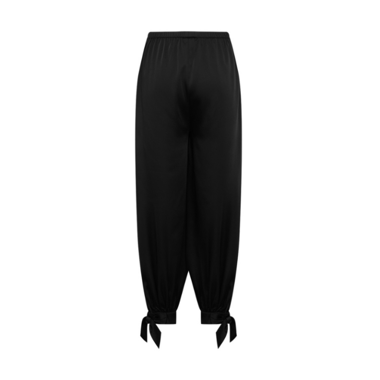 JealiGO Balloon Pants – komfortable bukser med feminin ballon-effekt. JealiGO Balloon Pants er et par komfortable bukser til dame med en smuk ballon-effekt, der skaber en afslappet, men stadig feminin silhuet. Fremstillet i et blødt og behageligt materiale er de perfekte som bukser til hverdag, hvor komfort og stil går hånd i hånd. Den fine sløjfedetalje ved anklen tilfører et feminint twist, mens de praktiske sidelommer gør bukserne både funktionelle og anvendelige. Et oplagt valg, hvis du søger moderne bukser med ballon-effekt eller afslappede bukser dame med et stilrent udtryk. JealiGO Balloon Pants er ideelle som både bukser til hverdag og fest og kan nemt styles op eller ned – perfekte for dig, der ønsker alsidige bukser med fokus på komfort og feminint design. Farve: leo Kvalitet: 100% polyester Talje: XS/68 cm, S/72 cm, M/76 cm, L/82 cm, XL/88 cm Skridtlængde: XS/73 cm, S/73 cm, M/73 cm, L/73 cm, XL/73 cm