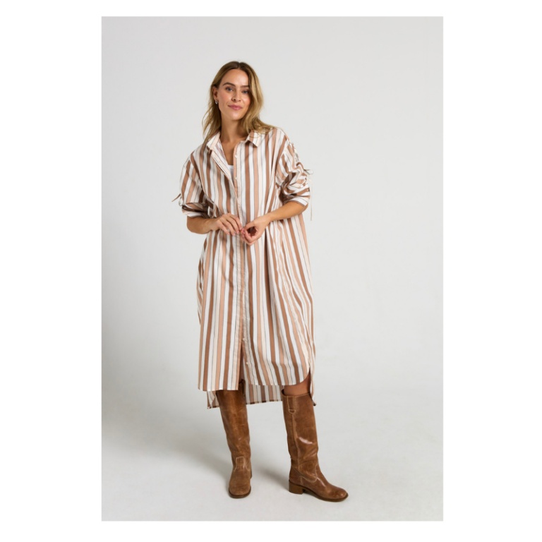 Style: 2604138-Towel Long Shirt Elegant skjortekjole i let og behagelig kvalitet med klassiske, striber. Modellen har krave, gennemgående knaplukning og lange ærmer der kan bindes op, samt manchetter. Den løse pasform og afrundede kant giver et afslappet, men stilrent look - perfekt både alene som kjole eller stylet over bukser. Materiale: 100%cot Pasform størrelse M: Brystmål: 130 cm Ærmelængde: 65 cm Hvis du har yderligere spørgsmål til de nævnte mål, men på andre størrelser, så er du velkommen til at kontakte os. Vaskeanvisning: For at beskytte skjorte kjolen, anbefaler vi at den vaskes på 30 grader. Fra XS til XXL