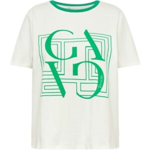 BasGO Tee fra Gossia med grafisk print. Superblød T-shirt i bomuld med et strejf af elastan, der sikrer, at formen forbliver flot vask efter vask. Med et stort grafisk print foran, hvor farven elegant går igen i ribben ved halsen og skaber et cool og helstøbt look. Stylingtip: Kombiner den med jeans og sneakers for et afslappet hverdagslook – eller brug den under en blazer for et moderne twist. Bryst: XS/98 cm, S/102 cm, M/106 cm, L/112 cm, XL/116 cm Længde: XS/60 cm, S/61 cm, M/62 cm, L/63,5 cm, XL/65 cm Farve: Bubblegum Kvalitet: 95% bomuld, 5% elastan Se alle de lækre styles – kjoler, bluser, bukser og blazere fra Gossia. Bliv inspireret på vores Instagram side med outfits videoer mm.