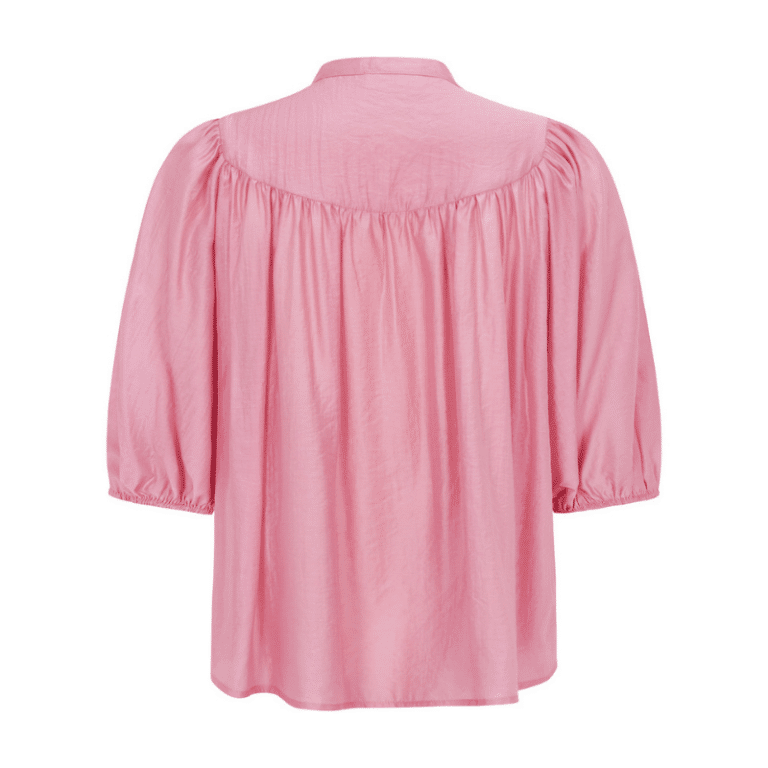 Ana skjorte fra Tooday i en smuk rosa farve.  Skjorten har 3/4 lange ærmer med elastik, rund hals og knapper.  Farve: rosa  Findes i flere farver Kvalitet: 80% Viscose 20% Polyamide