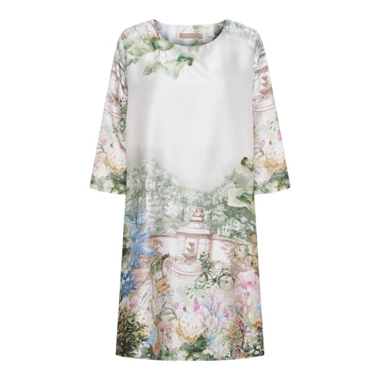 Mdc Fabiana kjole fra Marta du Chateau. Sød sommerkjole med det fineste print.  Kjolen har 3/4 lange ærmer og et fint A-snit.  Kvalitet: 100% polyester Farve: grøn