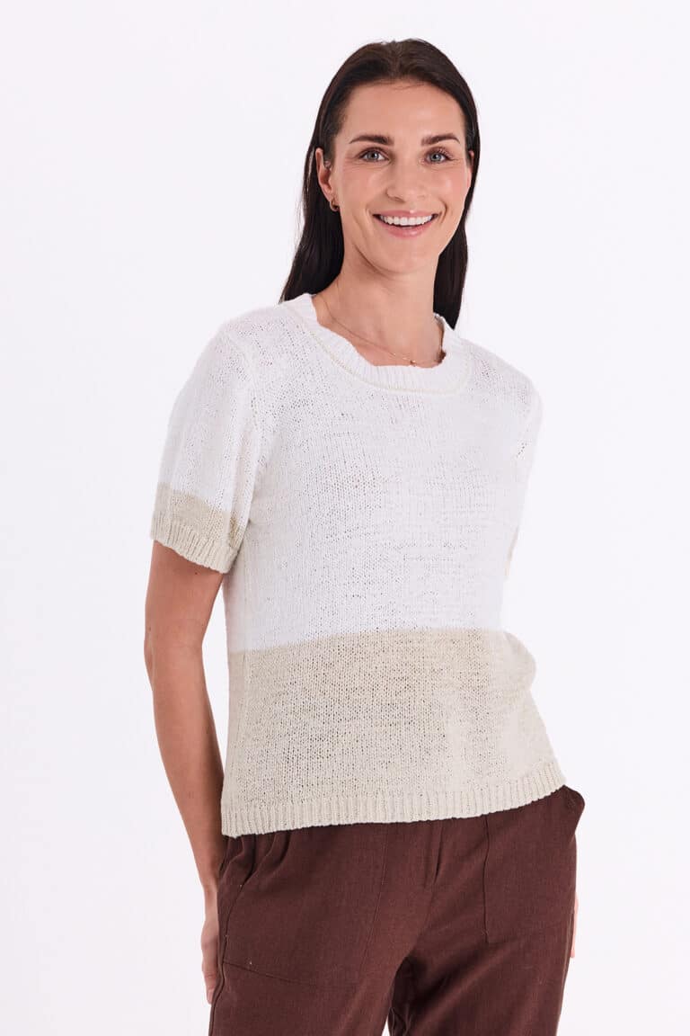 Estapper Vest fra Freequent i en blød kvalitet med en strikket struktur. Vesten er enkel i modellen med et lille cap sleeve, en rund halsudskæring, ribkanter samt en elegant, løs pasform. Lille cap sleeve Rund halsudskæring Ribkanter Løs pasform Strikket struktur Kvalitet: 65% akryl 35% Nylon Farve: coffee bean