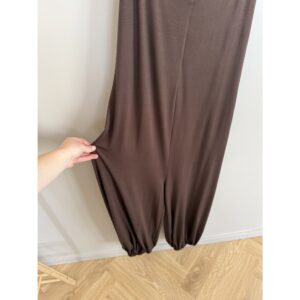 Mdc Orielle jumpsuit fra Marta du Chateau. Lækreste bløde buksedragt perfekt til sommer og solskinsdage. Findes i sort og brun. S/M Brystmål: 47 cm. Længde: 136 cm. L/XL Brystmål: 49 cm. Længde: 138 cm.