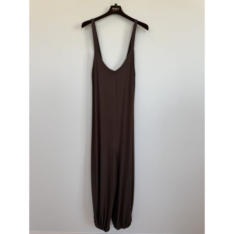 Mdc Orielle jumpsuit fra Marta du Chateau.  Lækreste bløde buksedragt perfekt til sommer og solskinsdage.  Findes i sort og brun.  S/M Brystmål: 47 cm. Længde: 136 cm. L/XL Brystmål: 49 cm. Længde: 138 cm.