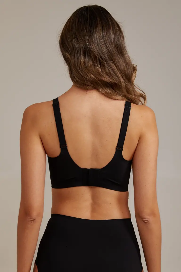 FemiFemme Scallop BH SoftScallop Full Coverage BH – Blød komfort i sømløst design En let, behagelig og bøjlefri BH, der giver fuld dækning, naturlig form og ubesværet støtte. SoftScallop-serien er skabt til dig, der ønsker komfort hele dagen — uden at gå på kompromis med pasform, støtte eller et feminint udtryk. Den karakteristiske bølgede V-udskæring giver BH’en et elegant og feminint look, mens bløde gel-strips i siderne og ekstra støtte under barmen sikrer en behagelig pasform, der følger kroppens former — uden at stramme, klemme eller efterlade mærker. De bløde, semi-faste og ikke-udtagelige pads giver naturlig form, let løft og høj komfort hele dagen. Derfor elsker vi den: ✔️ 100 % bøjlefri komfort Ingen stivhed eller ubehag — kun blød støtte og fuld bevægelsesfrihed ✔️ Diskret støtte med fleksible gel-strips Indbyggede gel-strips i siderne giver let støtte og hjælper BH’en med at sidde flot hele dagen ✔️ Bløde, formende skåle Giver en tryg og dækkende pasform med et naturligt og glat udtryk ✔️ Justerbare, ekstra brede stropper Sikrer høj komfort og stabil støtte — og kan løsnes bagpå ✔️ Sømløst design Usynlig under tøjet — også under tætsiddende toppe og kjoler ✔️ Elegant scallop-detalje Den feminine bølgede kant giver et eksklusivt og elegant finish ✔️ Semi-faste komfortpads Giver naturlig form, fleksibilitet og let løft. Padsene er diskret fastgjort i den ene side for optimal placering — også efter vask Materiale: 55% Polyamid, 45% Elastan. Vaskes ved 30 grader, skånevask i vaskepose. Pasform: Normal i størrelsen. Vi anbefaler, at du følger vores størrelsesguide for den bedste pasform. Modellen bærer størrelse S.