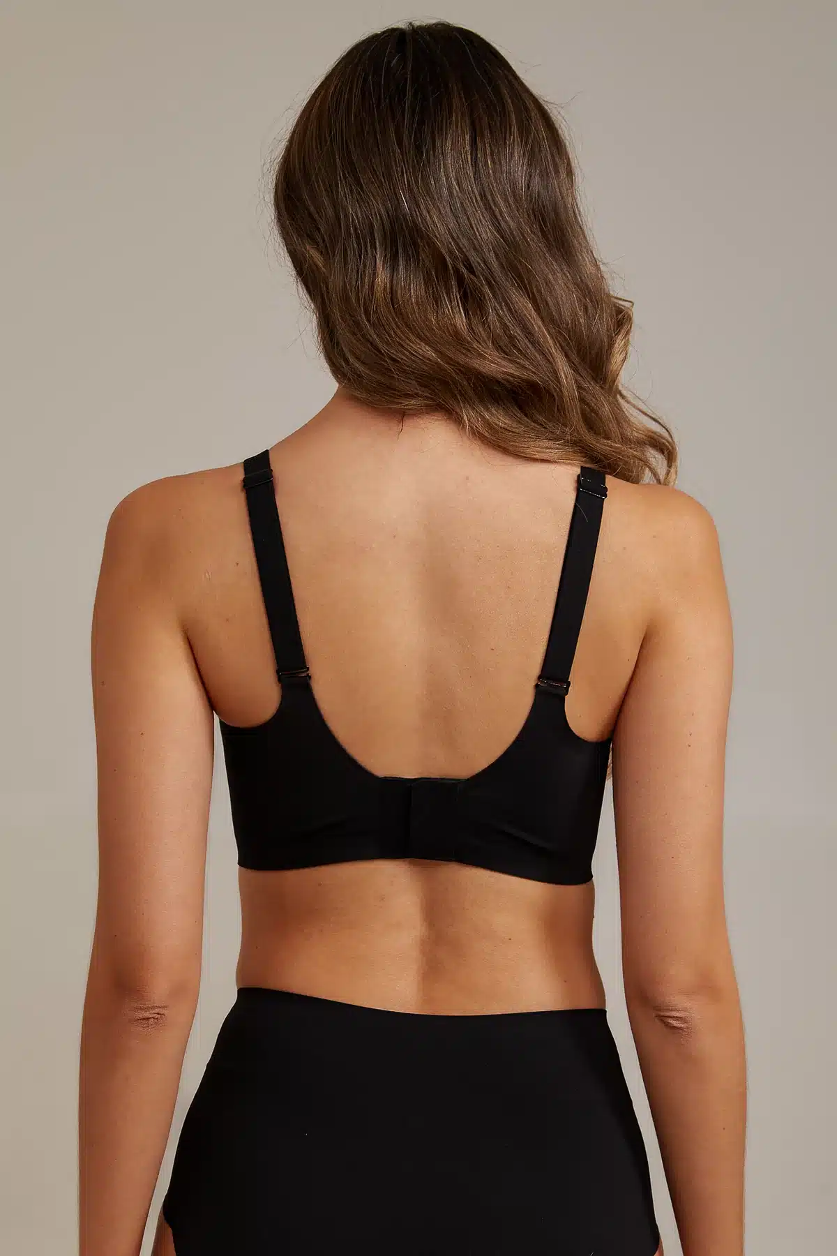 FemiFemme Scallop BH SoftScallop Full Coverage BH – Blød komfort i sømløst design En let, behagelig og bøjlefri BH, der giver fuld dækning, naturlig form og ubesværet støtte. SoftScallop-serien er skabt til dig, der ønsker komfort hele dagen — uden at gå på kompromis med pasform, støtte eller et feminint udtryk. Den karakteristiske bølgede V-udskæring giver BH’en et elegant og feminint look, mens bløde gel-strips i siderne og ekstra støtte under barmen sikrer en behagelig pasform, der følger kroppens former — uden at stramme, klemme eller efterlade mærker. De bløde, semi-faste og ikke-udtagelige pads giver naturlig form, let løft og høj komfort hele dagen. Derfor elsker vi den: ✔️ 100 % bøjlefri komfort Ingen stivhed eller ubehag — kun blød støtte og fuld bevægelsesfrihed ✔️ Diskret støtte med fleksible gel-strips Indbyggede gel-strips i siderne giver let støtte og hjælper BH’en med at sidde flot hele dagen ✔️ Bløde, formende skåle Giver en tryg og dækkende pasform med et naturligt og glat udtryk ✔️ Justerbare, ekstra brede stropper Sikrer høj komfort og stabil støtte — og kan løsnes bagpå ✔️ Sømløst design Usynlig under tøjet — også under tætsiddende toppe og kjoler ✔️ Elegant scallop-detalje Den feminine bølgede kant giver et eksklusivt og elegant finish ✔️ Semi-faste komfortpads Giver naturlig form, fleksibilitet og let løft. Padsene er diskret fastgjort i den ene side for optimal placering — også efter vask Materiale: 55% Polyamid, 45% Elastan. Vaskes ved 30 grader, skånevask i vaskepose. Pasform: Normal i størrelsen. Vi anbefaler, at du følger vores størrelsesguide for den bedste pasform. Modellen bærer størrelse S.