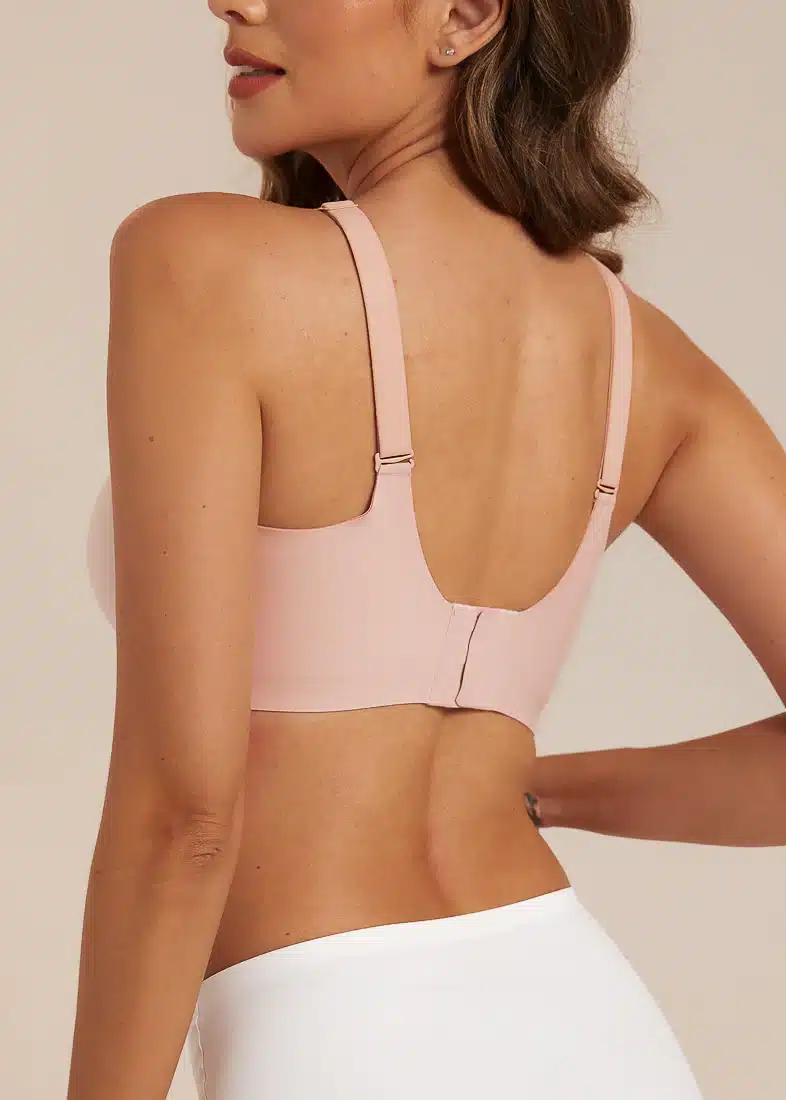 FemiFemme Scallop BH SoftScallop Full Coverage BH – Blød komfort i sømløst design En let, behagelig og bøjlefri BH, der giver fuld dækning, naturlig form og ubesværet støtte. SoftScallop-serien er skabt til dig, der ønsker komfort hele dagen — uden at gå på kompromis med pasform, støtte eller et feminint udtryk. Den karakteristiske bølgede V-udskæring giver BH’en et elegant og feminint look, mens bløde gel-strips i siderne og ekstra støtte under barmen sikrer en behagelig pasform, der følger kroppens former — uden at stramme, klemme eller efterlade mærker. De bløde, semi-faste og ikke-udtagelige pads giver naturlig form, let løft og høj komfort hele dagen. Derfor elsker vi den: ✔️ 100 % bøjlefri komfort Ingen stivhed eller ubehag — kun blød støtte og fuld bevægelsesfrihed ✔️ Diskret støtte med fleksible gel-strips Indbyggede gel-strips i siderne giver let støtte og hjælper BH’en med at sidde flot hele dagen ✔️ Bløde, formende skåle Giver en tryg og dækkende pasform med et naturligt og glat udtryk ✔️ Justerbare, ekstra brede stropper Sikrer høj komfort og stabil støtte — og kan løsnes bagpå ✔️ Sømløst design Usynlig under tøjet — også under tætsiddende toppe og kjoler ✔️ Elegant scallop-detalje Den feminine bølgede kant giver et eksklusivt og elegant finish ✔️ Semi-faste komfortpads Giver naturlig form, fleksibilitet og let løft. Padsene er diskret fastgjort i den ene side for optimal placering — også efter vask Materiale: 55% Polyamid, 45% Elastan. Vaskes ved 30 grader, skånevask i vaskepose. Pasform: Normal i størrelsen. Vi anbefaler, at du følger vores størrelsesguide for den bedste pasform. Modellen bærer størrelse S.
