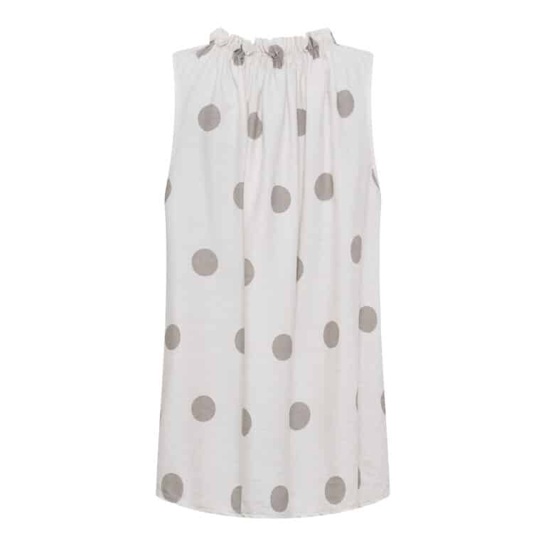 Fin top fra Marta Du Chateau med et feminint udtryk. Den lette kvalitet og den fine flæsekant ved halsen gør den perfekt til både hverdag og pænere brug. - Print - Flæsedetalje ved halsen - Ærmeløst design - Rosa Materiale: 100% Viskose S/M Brystmål: 56 cm. Længde: 69 cm. L/XL: Brystmål: 58 cm. Længde:: 71 cm.