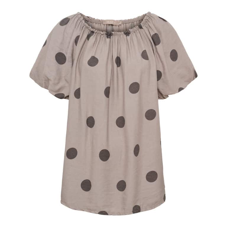 Denne feminine top tilfører garderoben et legende og sommerligt udtryk. Det iøjnefaldende prikkede mønster kombineret med den elastiske halsudskæring giver et afslappet look, der kan styles både på og uden skuldrene. Style den med jeans, shorts eller en nederdel for et feminint og ubesværet look. - Elastisk halsudskæring - Kan bæres off shoulder - Korte, løse ærmer - Prikket mønster - Let og luftig kvalitet - Løs og behagelig pasform - Perfekt til både hverdag og sommerens arrangementer Materiale: 100% Viskose ONESIZE: Brystmål: 57 cm. Længde: 70 cm.