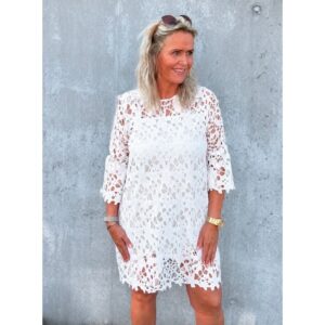 Peach Lace dress fra Tim & Simonsen. Sød blondekjole med underkjole. Fås i sort og hvid. 100% polyester Farve: sort