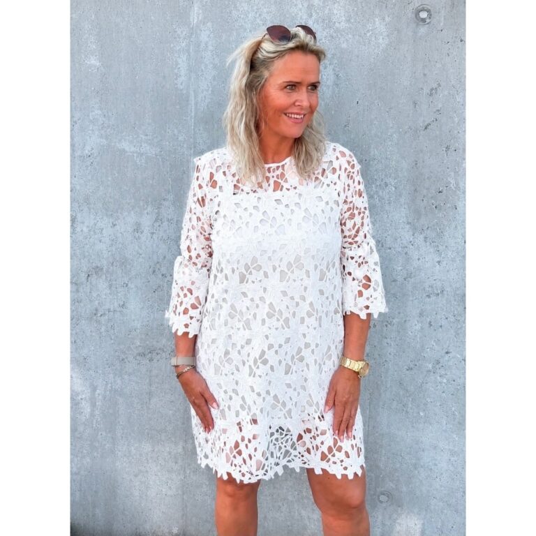 Peach Lace dress fra Tim & Simonsen.  Sød blondekjole med underkjole. Fås i sort og hvid. 100% polyester Farve: sort