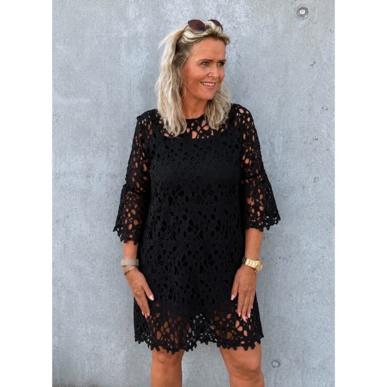 Peach Lace dress fra Tim & Simonsen.  Sød blondekjole med underkjole. Fås i sort og hvid. 100% polyester Farve: sort