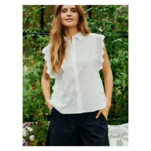 Bina blouse fra Freequent. Smuk top med broderi detaljer.  Smuk og feminin hvid bluse i 100% bomuld. 