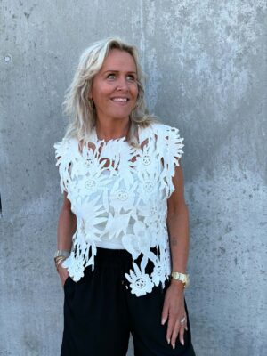 Yrsa blondetop fra Tim & Simonsen. En lækker blød blonder, som er skøn at have på.